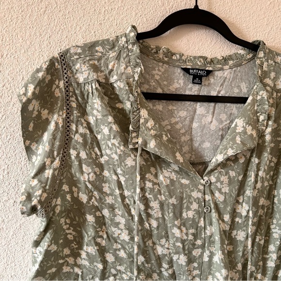 BUFFALO Dixie Floral 1/3 Button Pop On Top Women Size Medium - Picture 3 of 14